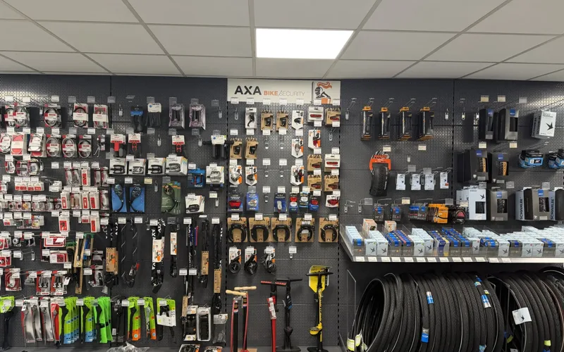 De wand met onderdelen en accessoires