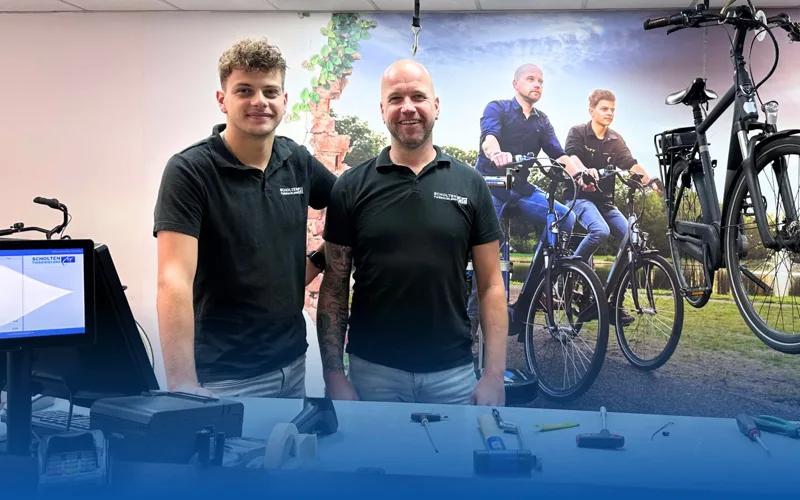Mart en Kevin Scholten in de winkel