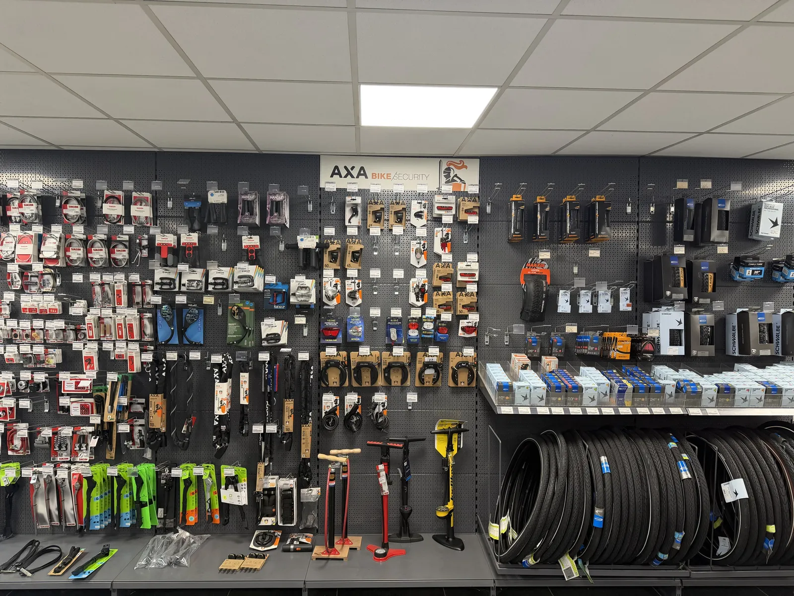 De wand met onderdelen en accessoires in de winkel