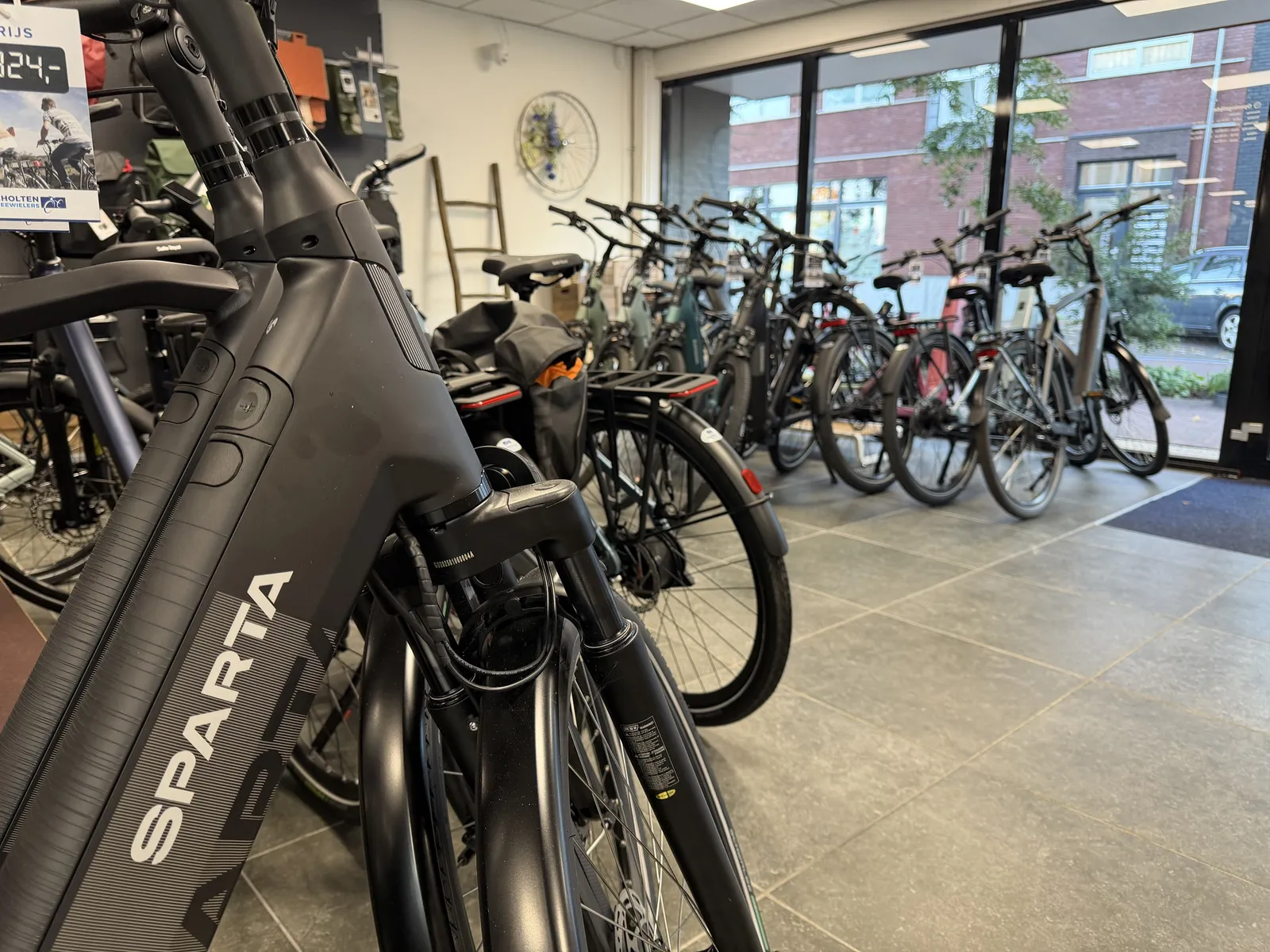 De showroom van Scholten Tweewielers met e-bikes