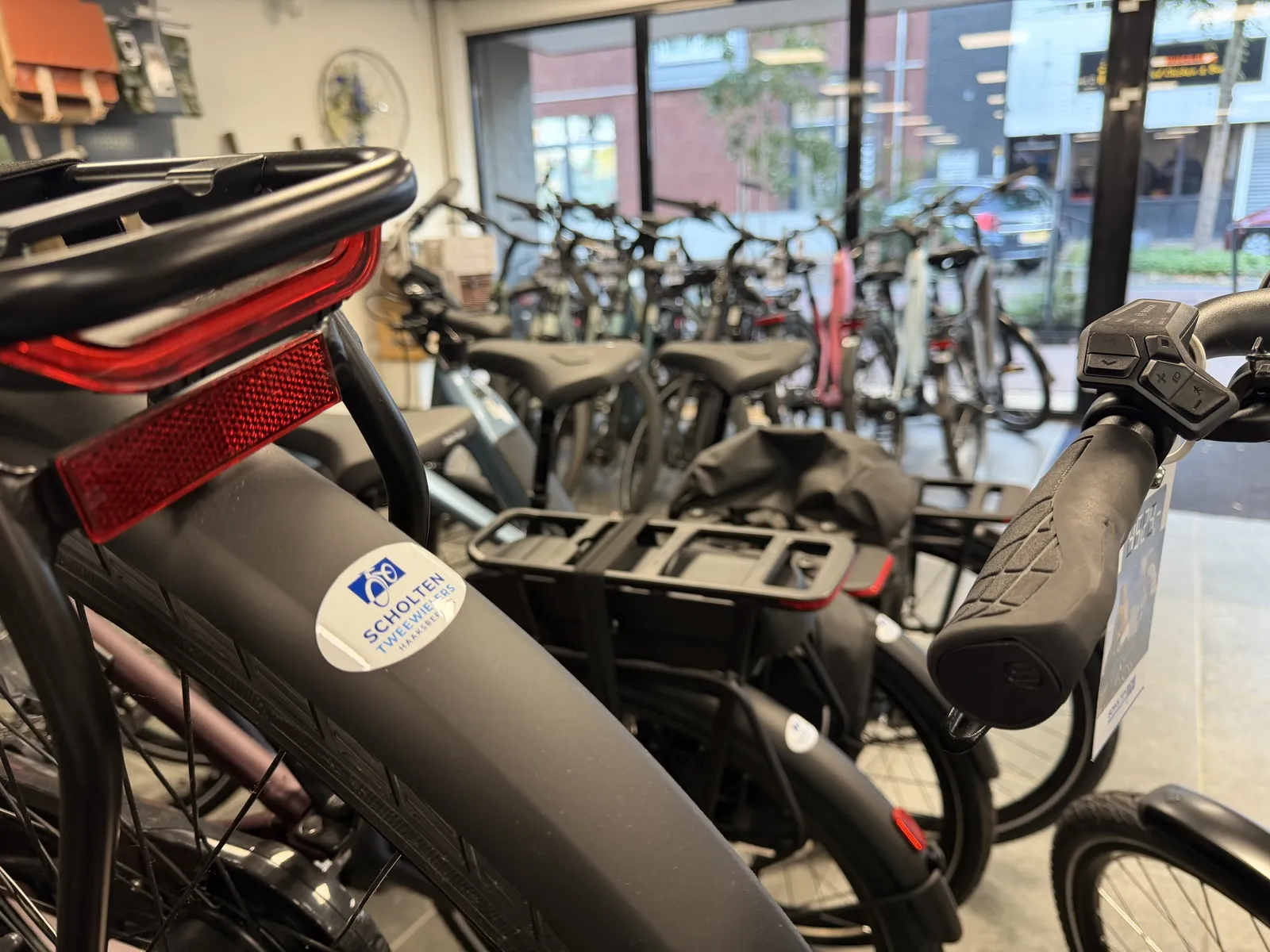 E-bikes in de winkel met de sticker van Scholten Tweewielers