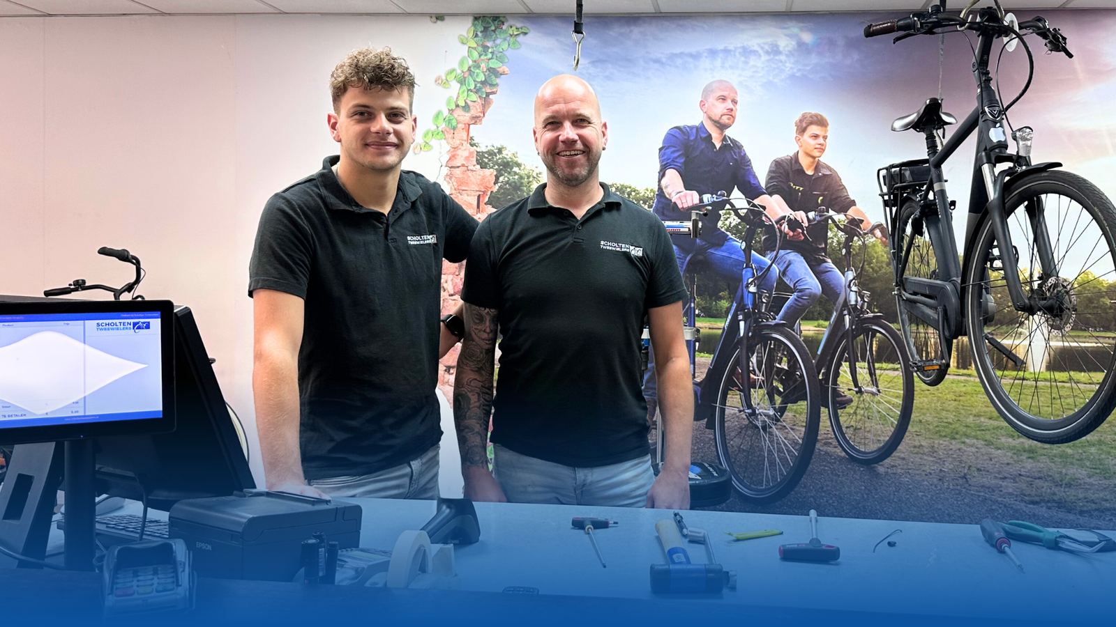 Mart en Kevin Scholten in de winkel